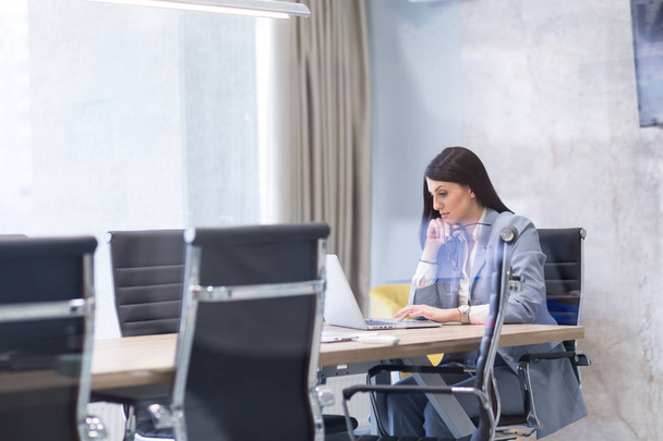 businesswoman using a laptop in startup office - Foto, Bild