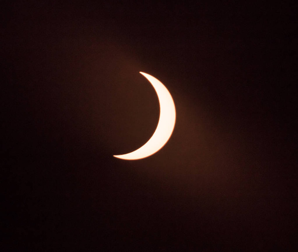 Полное солнечное затмение над Климсоном, Южная Каролина, США
 - Фото, изображение