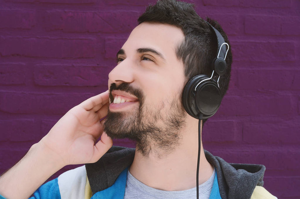 Latin man listening music with headphones. - Valokuva, kuva