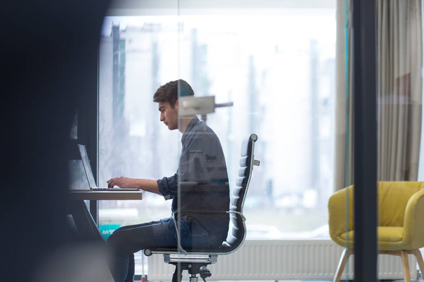 businessman working using a laptop in startup office - Zdjęcie, obraz