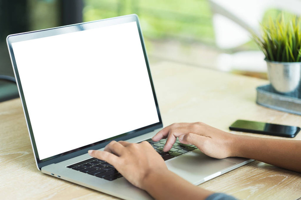 mão digitando computador portátil mostrando tela em branco no escritório da mesa
 - Foto, Imagem