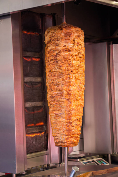 Традиційний турецький доннер Кебаб на полюсі - Фото, зображення