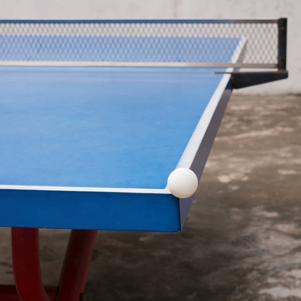 boule de pingpong blanche frappe le coin d'une table de pingpong bleue
 - Photo, image