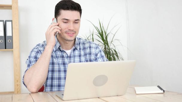 Mężczyzna rozmawia telefon w jego biurze, komunikacja - Zdjęcie, obraz