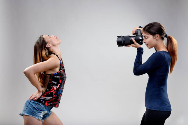 若いカメラマンと若いモデル - 写真・画像