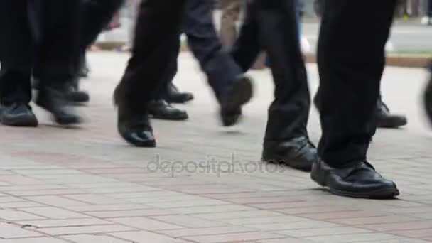 Homens de multidão em uns sapatos pretos e calças
 - Filmagem, Vídeo