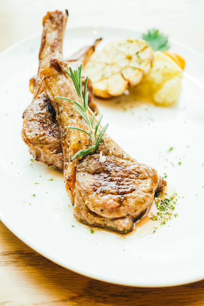 Grilled lamb meat chop steak - Foto, afbeelding