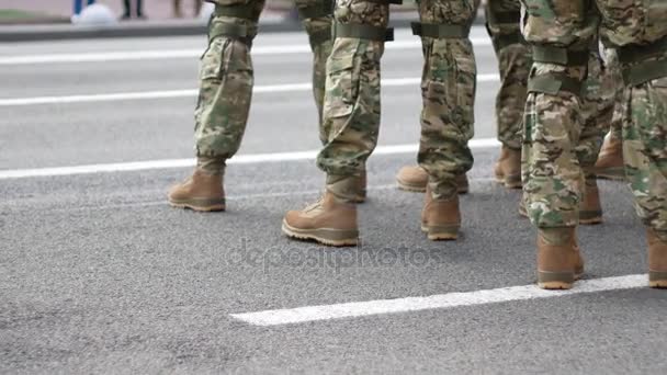 Formacji żołnierzy. Specjalny sprzęt wojskowy do nóg - Materiał filmowy, wideo