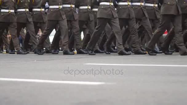 軍事パレード。路上の行進の軍隊 - 映像、動画