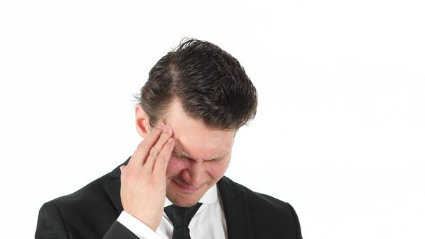 Mal de tête, Homme d'affaires stressé sur fond blanc
 - Photo, image