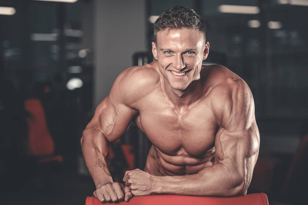 Brutal caucasian handsome fitness men on diet training triceps g - Foto, afbeelding