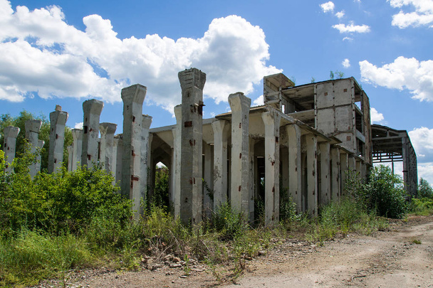 Zničení struktury opuštěné továrně - Fotografie, Obrázek