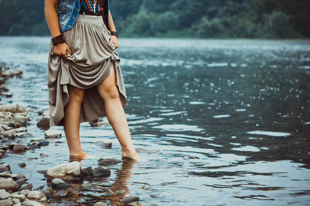 pieds d'une femme dans une rivière
 - Photo, image