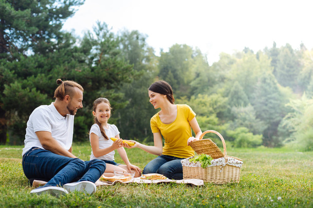 Szczęśliwa młoda rodzina pikniku w parku - Zdjęcie, obraz