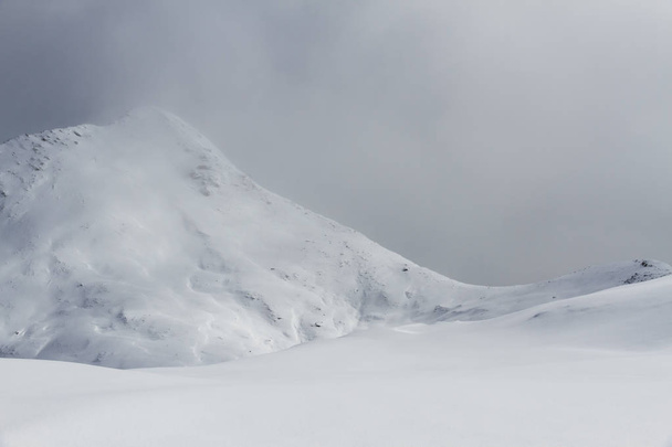 Φύση χειμώνα μοτίβο φόντου: λόφους σε ορεινή περιοχή καλύπτεται από χιόνι. - Φωτογραφία, εικόνα