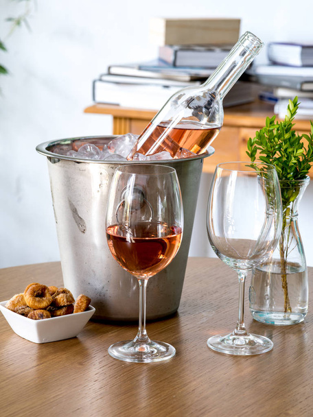 Şarap kadehi ve masada şarap şişesi - Fotoğraf, Görsel