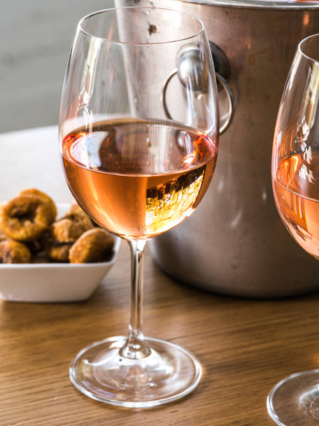 bicchieri di vino sul tavolo - Foto, immagini