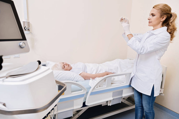 zielstrebige Ärztin bereitet ihre Patientin auf bevorstehenden Eingriff vor - Foto, Bild