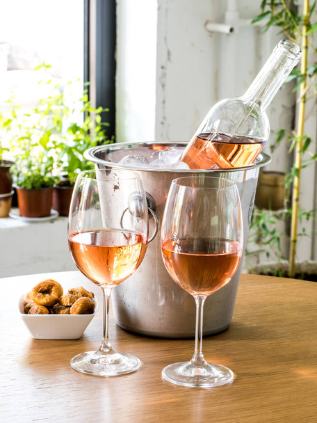 Copa de vino y botella de vino en la mesa
 - Foto, imagen
