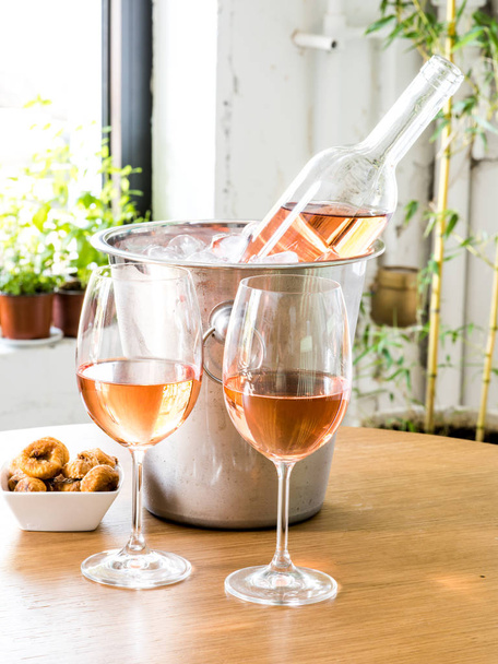 Şarap kadehi ve masada şarap şişesi - Fotoğraf, Görsel