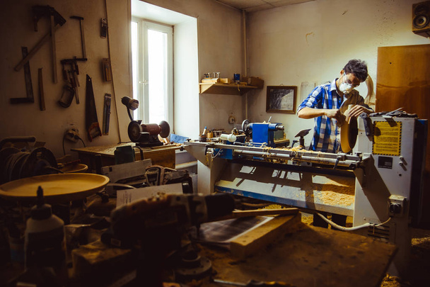 Maestro en un taller de madera
 - Foto, imagen