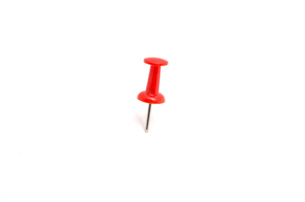 Pin de empuje de color rojo y sobre fondo blanco aislado
 - Foto, imagen