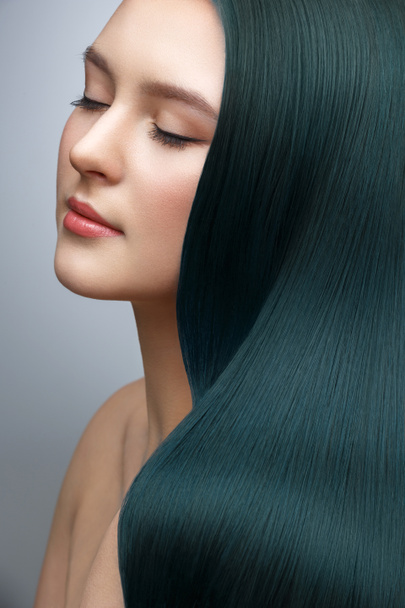 uzun koyu yeşil saçlı kız - Fotoğraf, Görsel