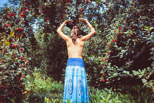 Mujer en el jardín de la baya
 - Foto, Imagen