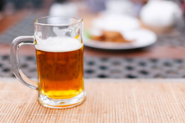 пивная кружка с пивом на столе снаружи
 - Фото, изображение