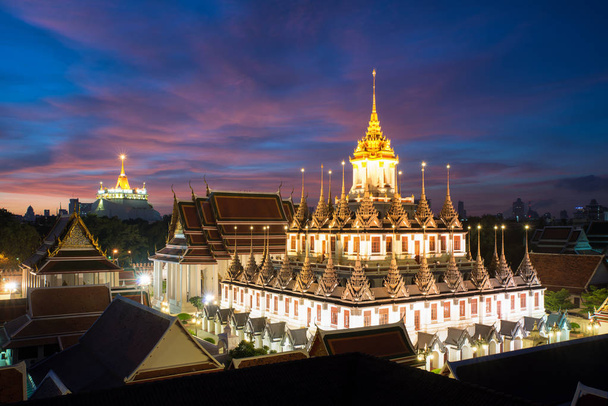 Temple Wat Ratchanatdaram et château en métal à Bangkok, Thaïlande
 - Photo, image