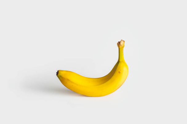 крупним планом вид на банан на білому тлі
 - Фото, зображення