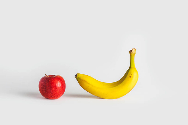 zbliżenie banan jabłko na białym tle - Zdjęcie, obraz