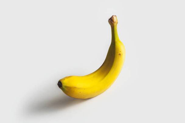 крупним планом вид на банан на білому тлі
 - Фото, зображення