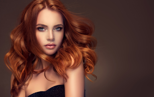 hosszú vörös göndör haj lány - Fotó, kép