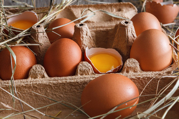 Świeży kurczak brązowy jaja w pudełku na rustykalne drewniane tła - Zdjęcie, obraz