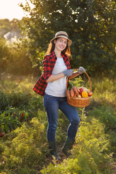 woman with basket of vegetables - Zdjęcie, obraz