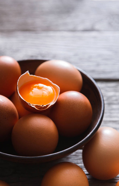 Fresh brown eggs in bowl on wood background - Foto, Imagem