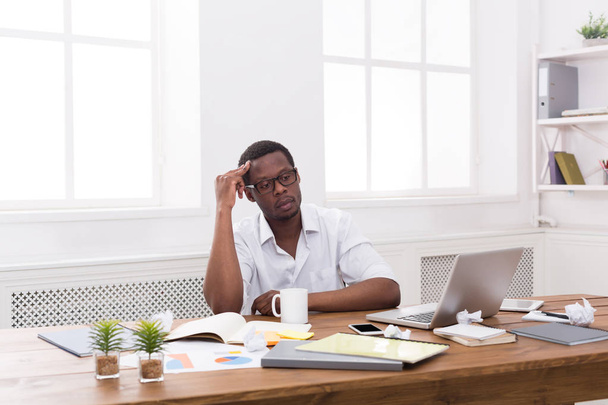Employé afro-américain pensif sur le lieu de travail
 - Photo, image