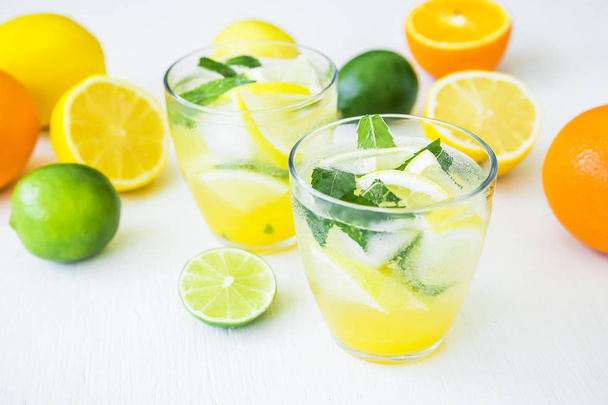 Limonada cítrica fresca en vasos
  - Foto, imagen