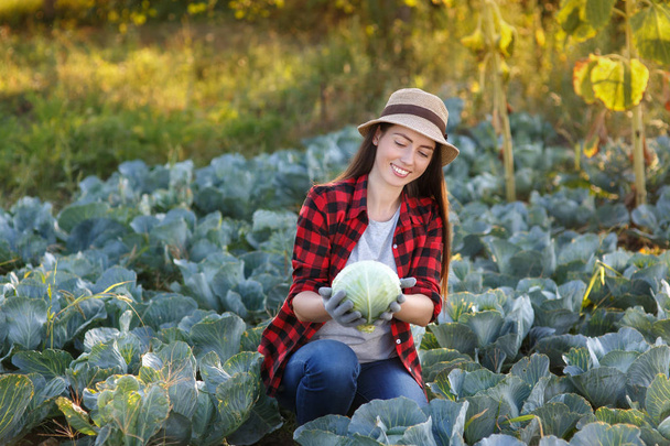 Happy woman gardener with cabbage - Foto, imagen