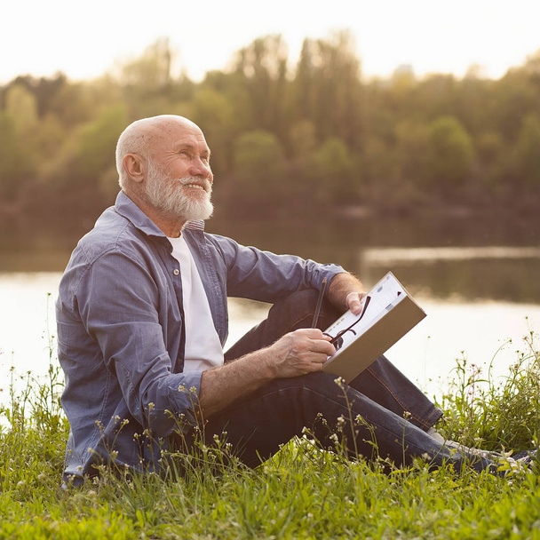 Starší muži mají dobrý čas v parku - Fotografie, Obrázek
