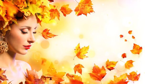 Herbst Mädchen - Schönheit Modell Frau mit orangefarbenen Blättern in Frisur - Foto, Bild
