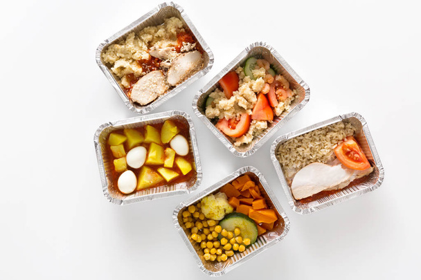 Aliments sains à emporter dans des boîtes sur fond blanc
 - Photo, image