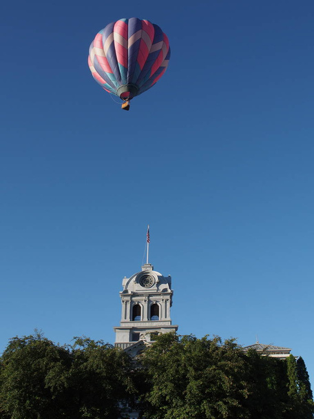 Ballon zwevend over gerechtsgebouw - Foto, afbeelding
