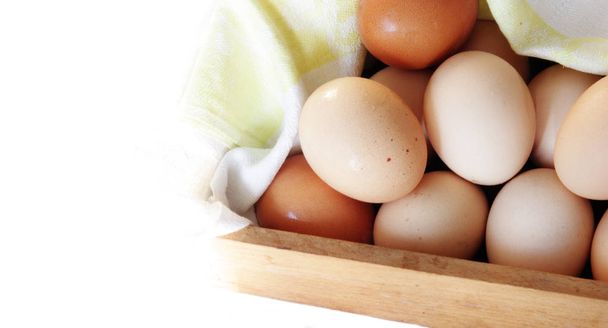 frische Eier in Holzkiste - Foto, Bild