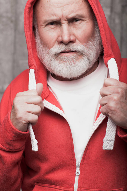 emotionaalinen lähikuva Santa kuin mies kasvot urheiluvaatteet studiossa
 - Valokuva, kuva