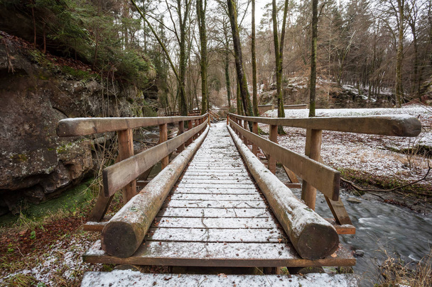 Pont en bois dans la nature
 - Photo, image