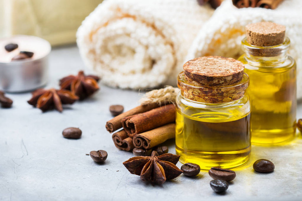 Organic essential oil with coffee spices cinnamon, spa concept - Foto, Imagen