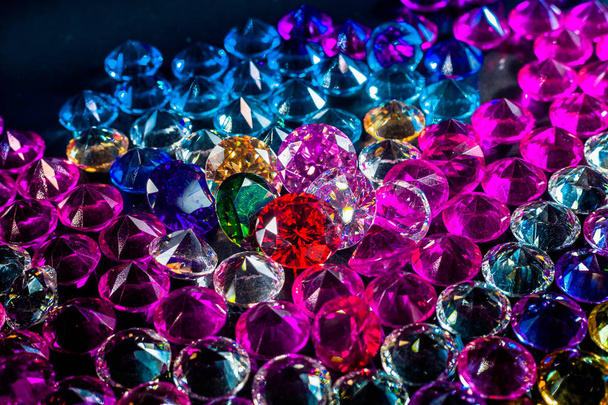 Colorida joyería de diamantes pulidos
 - Foto, imagen