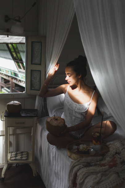 Menina que tem café da manhã saboroso fresco na cama
  - Foto, Imagem
